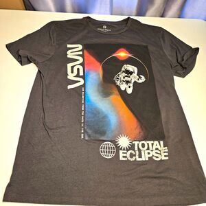 Hyper Space NASA Astronaut Total Eclipse Graphic Tee Men’s L Gray Crew Neck